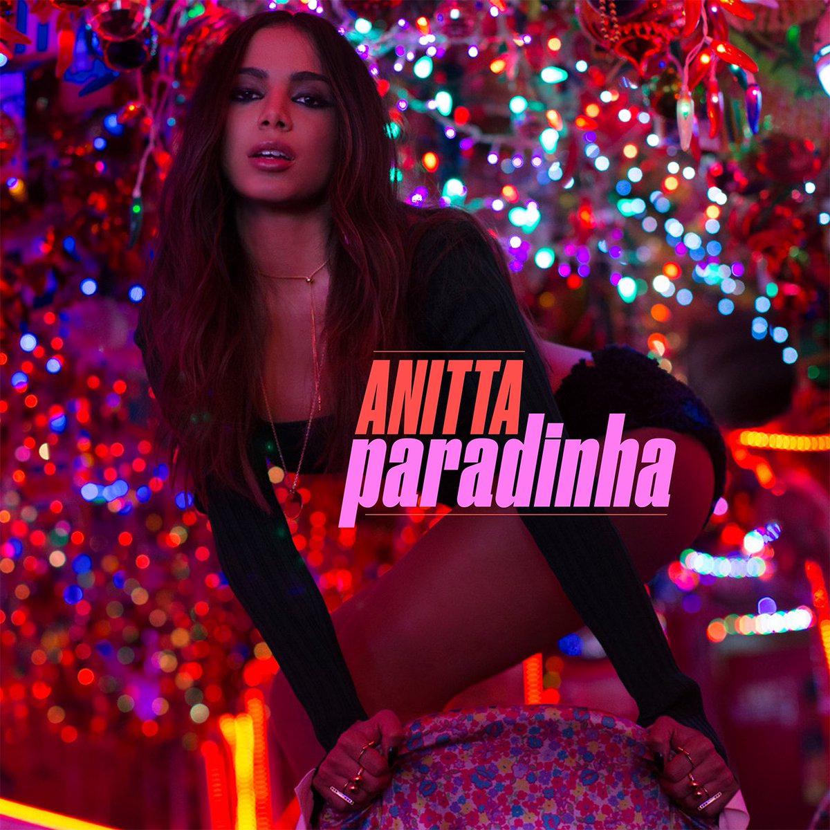 Capa do single "Paradinha", o primeiro da carreira solo internacional da cantora