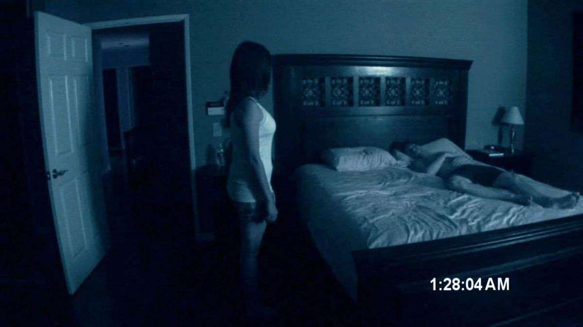 Seguindo a linha de filmagem found footage, Atividade Paranormal (2007) foi bem recebido pela crítica, ainda que o seu desempenho nas bilheterias mundiais tenha sido moderado. O frisson na internet, no entanto, garantiu ao filme uma franquia de seis filmes