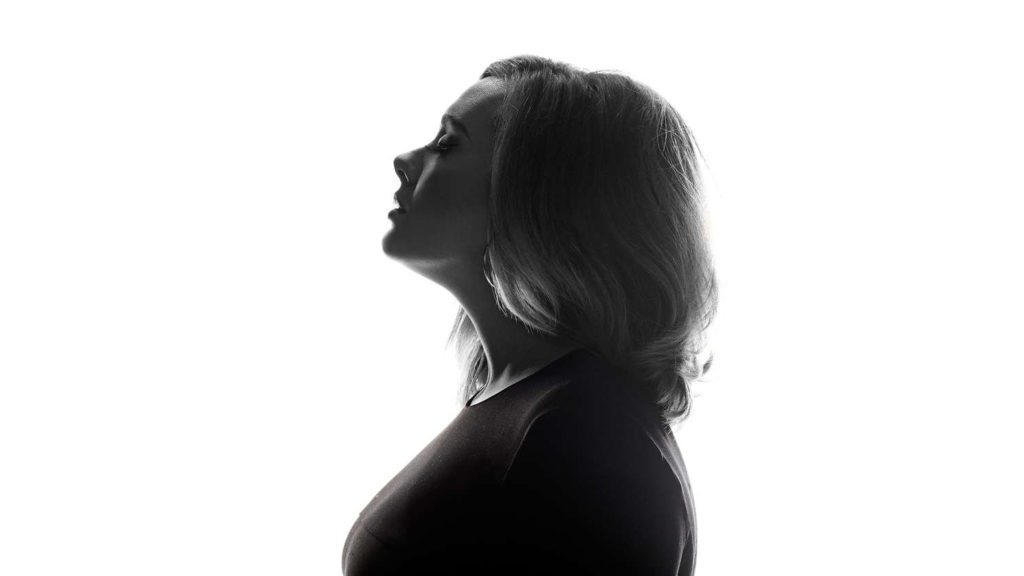 Com uma voz poderosa e composições íntimas, Adele transformou a história de sua vida em um legado musica de peso mundial.