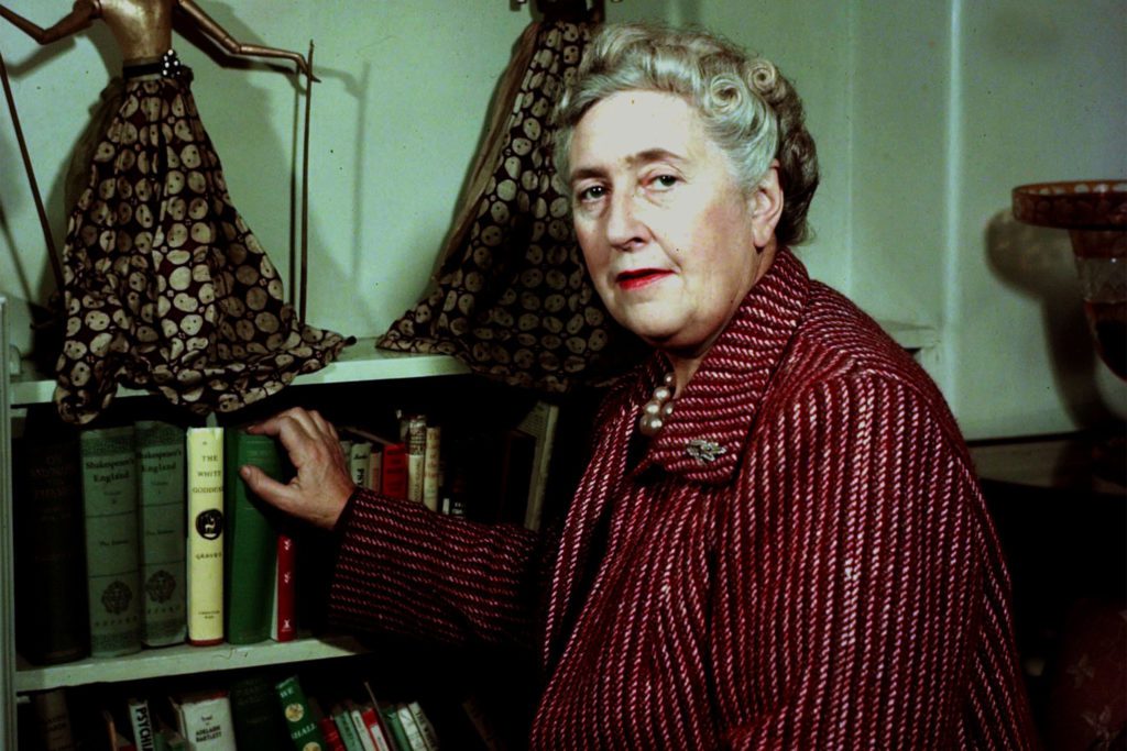 Agatha Christie é um dos maiores nomes da literatura, principalmente no gênero de investigação policial. Em quase 100 anos, são mais de 80 livros lançados.