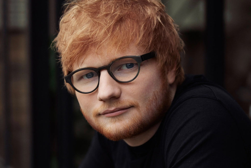 Ed Sheeran apresenta um disco diverso e rico em participações que renovam a sonoridade da coletânea e revelam uma nova faceta do própria.