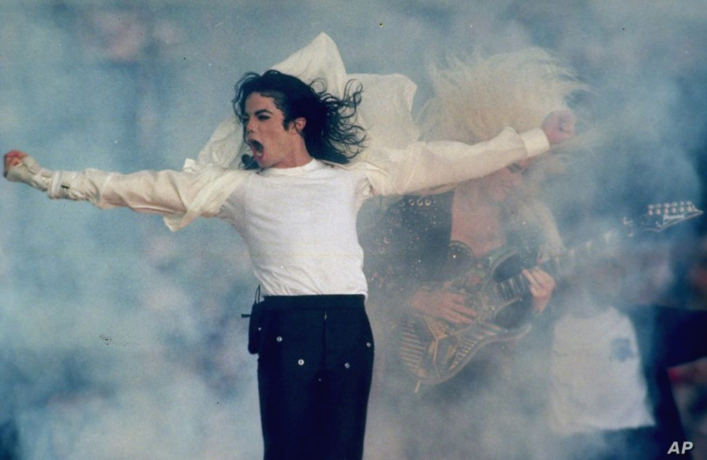 Michael Jackson segue impactando milhares de pessoas, seja por sua contribuição no mundo da música ou pelas polêmicas que o cercavam.