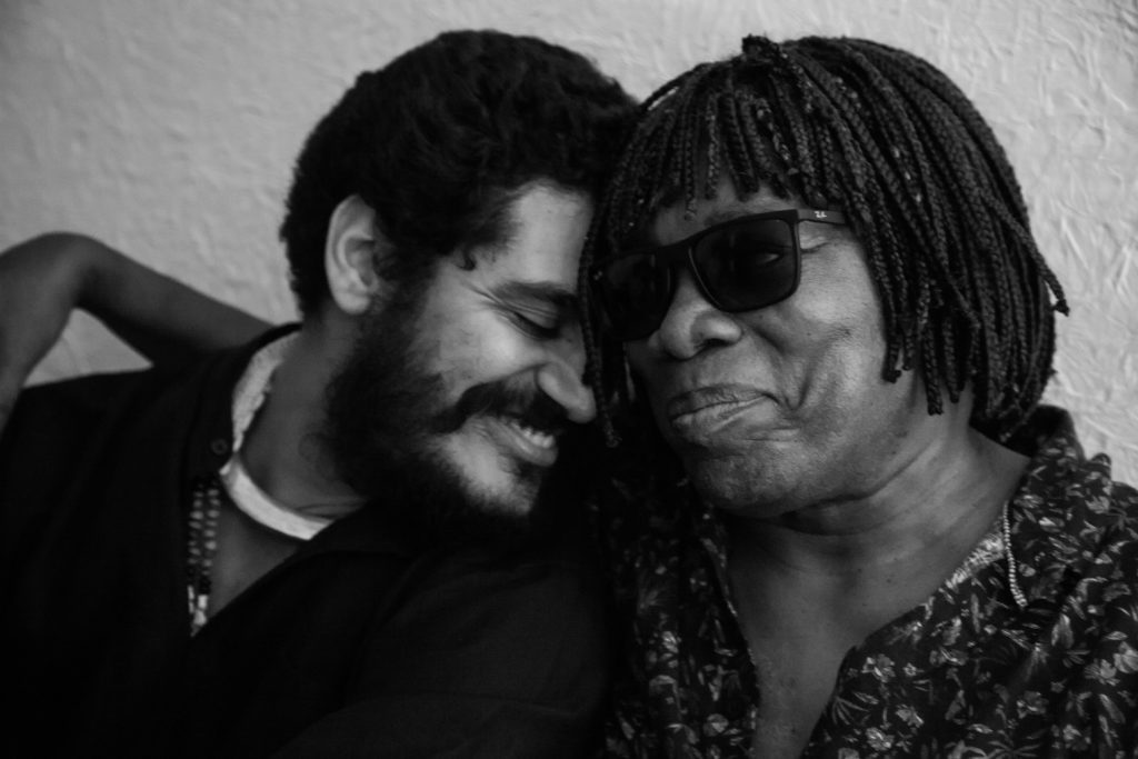 Existe Amor propõe reconstruções de músicas antigas dos artistas em um EP voltado para arrecadar doações à população paulista marginalizada.